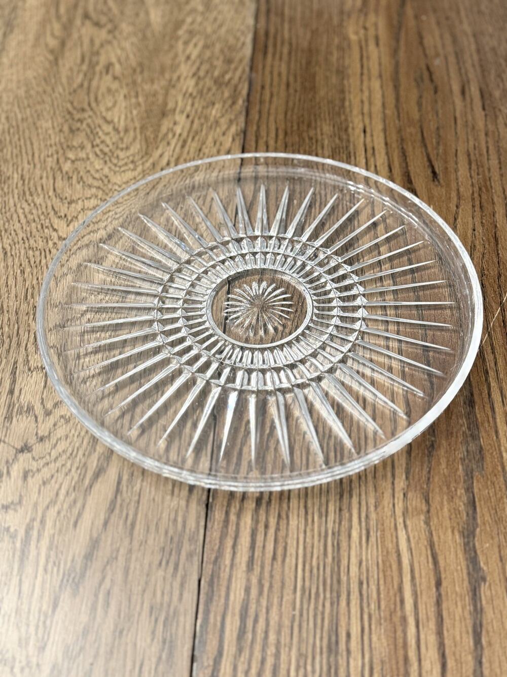 ANTIQUE RIBBED SUNBURST GLASS PLATE 10" EUC VINTAGE. Super unique!